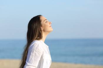 Una mujer disfrutando del sol en la playa