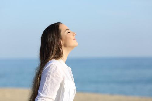 Mujer playa sol Una mujer disfrutando del sol en la playa