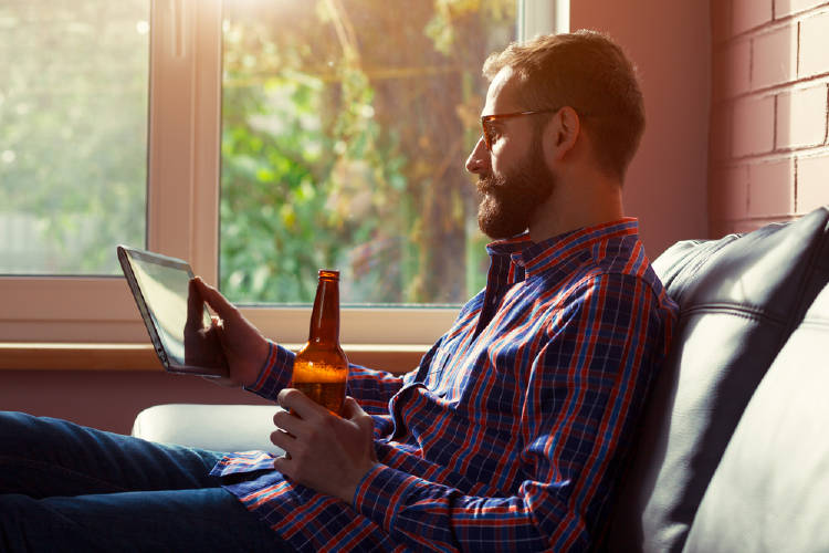 hombre bebe cerveza y mira tablet hombre bebe cerveza y mira tablet