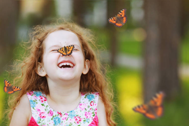 niña mariposas