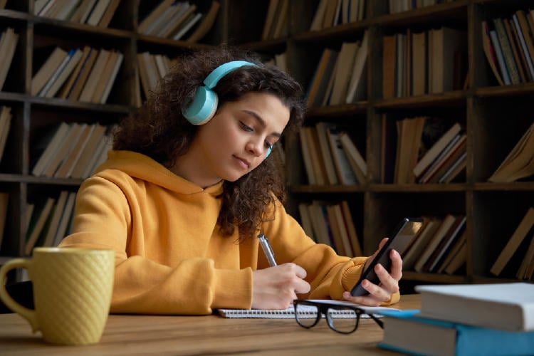 joven estudiando joven estudiando