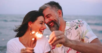 pareja feliz festejando año nuevo en la playa