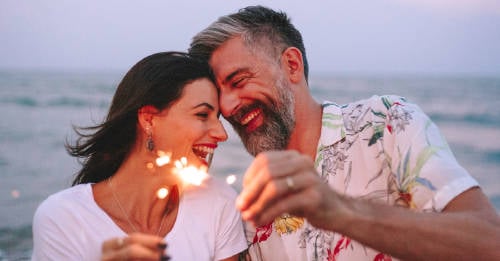 personas llegan vida darte mensaje pareja feliz festejando año nuevo en la playa