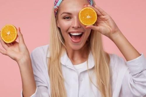 mujer con frutas Imagen: Pinterest