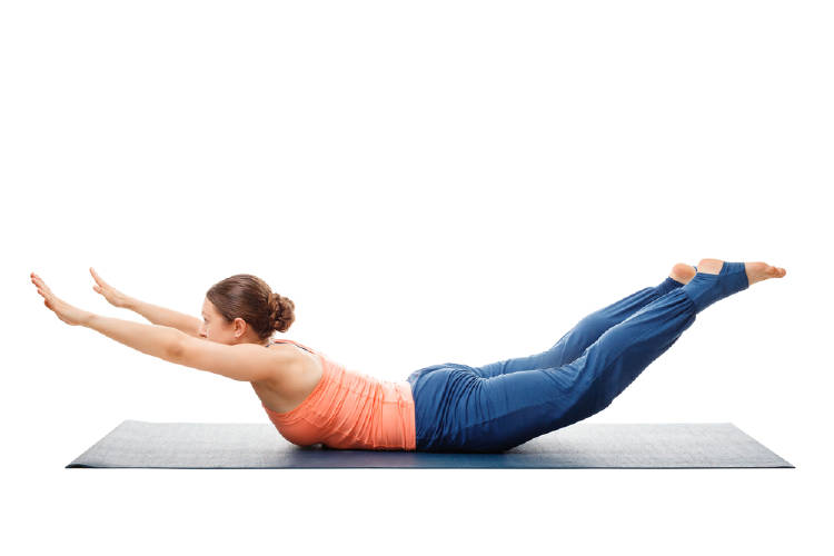 mujer yoga langosta Una mujer haciendo la postura de la langosta