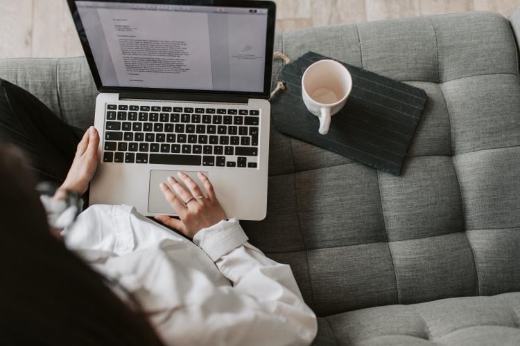 Mujer escribiendo en su computadora