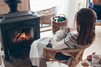 mujer gato chimenea