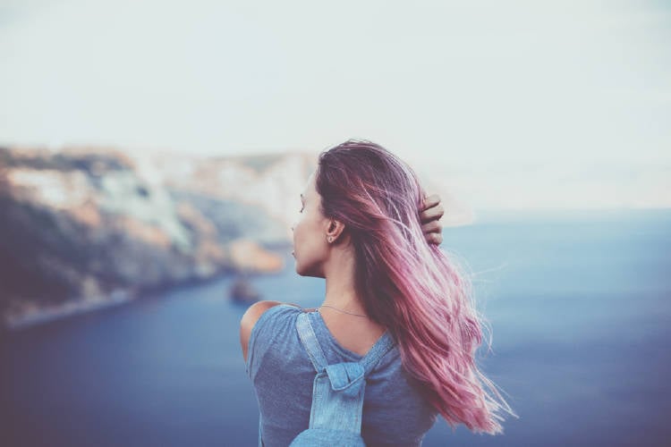 mujer mirando el mar mujer mirando el mar