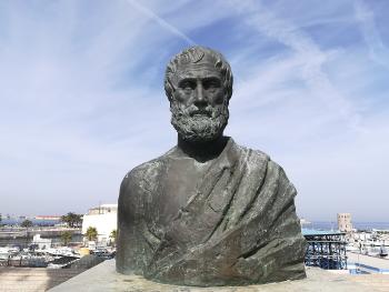 Escultura de Aristóteles en el exterior