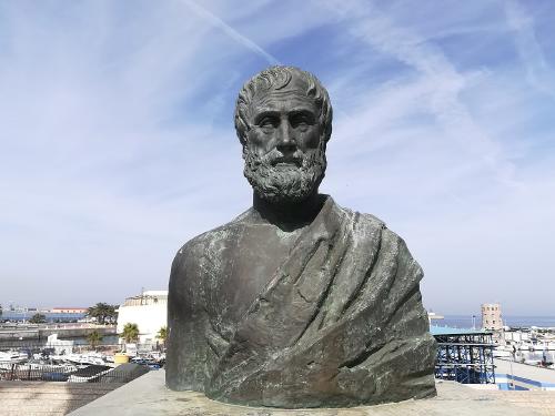 Escultura de Aristóteles en el exterior