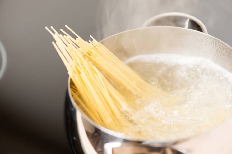 pastas olla agua hirviendo