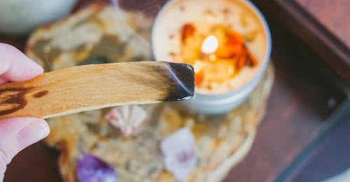 como usar palo santo limpiar hogar usar palo santo para limpiar las energias del hogar