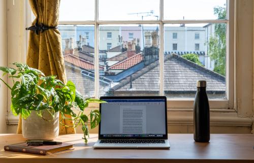 Conoce los trucos para hacer un espacio para home office y ser más productivo