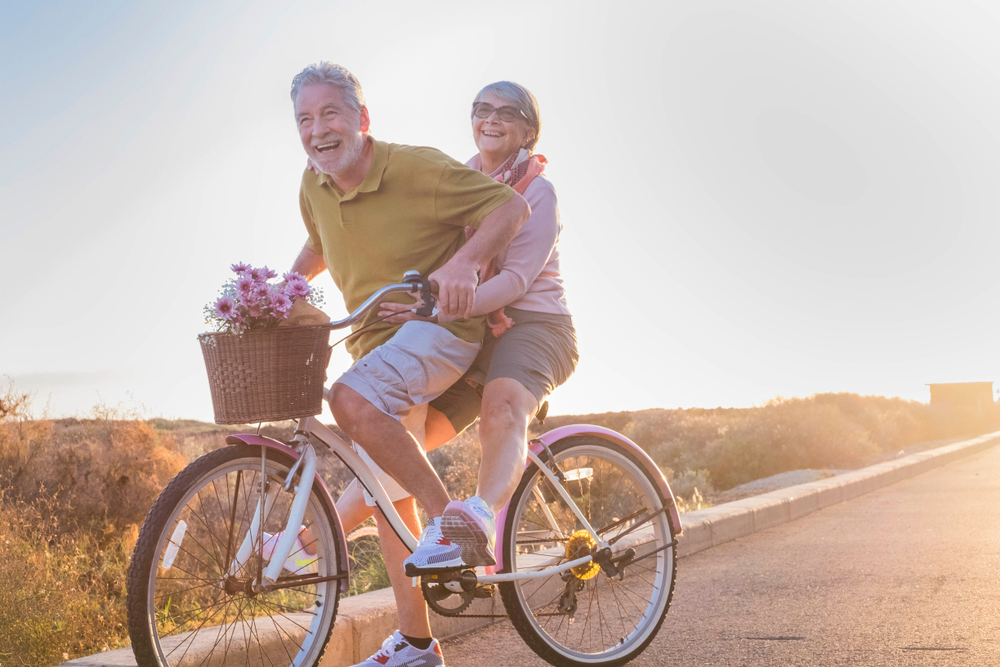 Pareja de ancianos anda en bicicleta