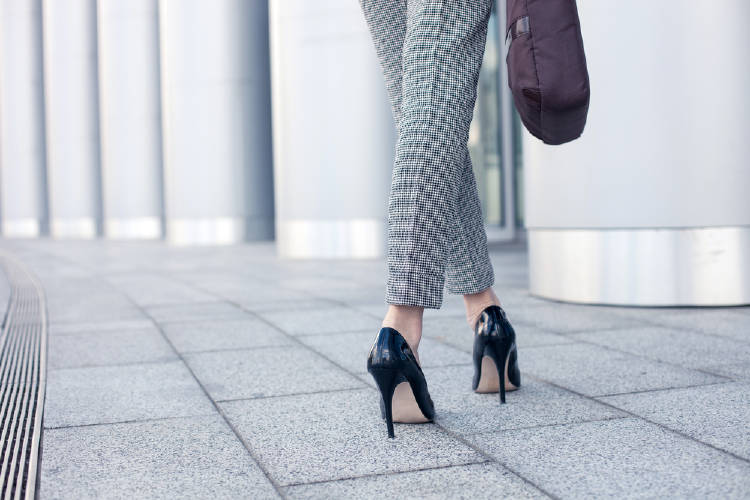 Una mujer caminando con tacones