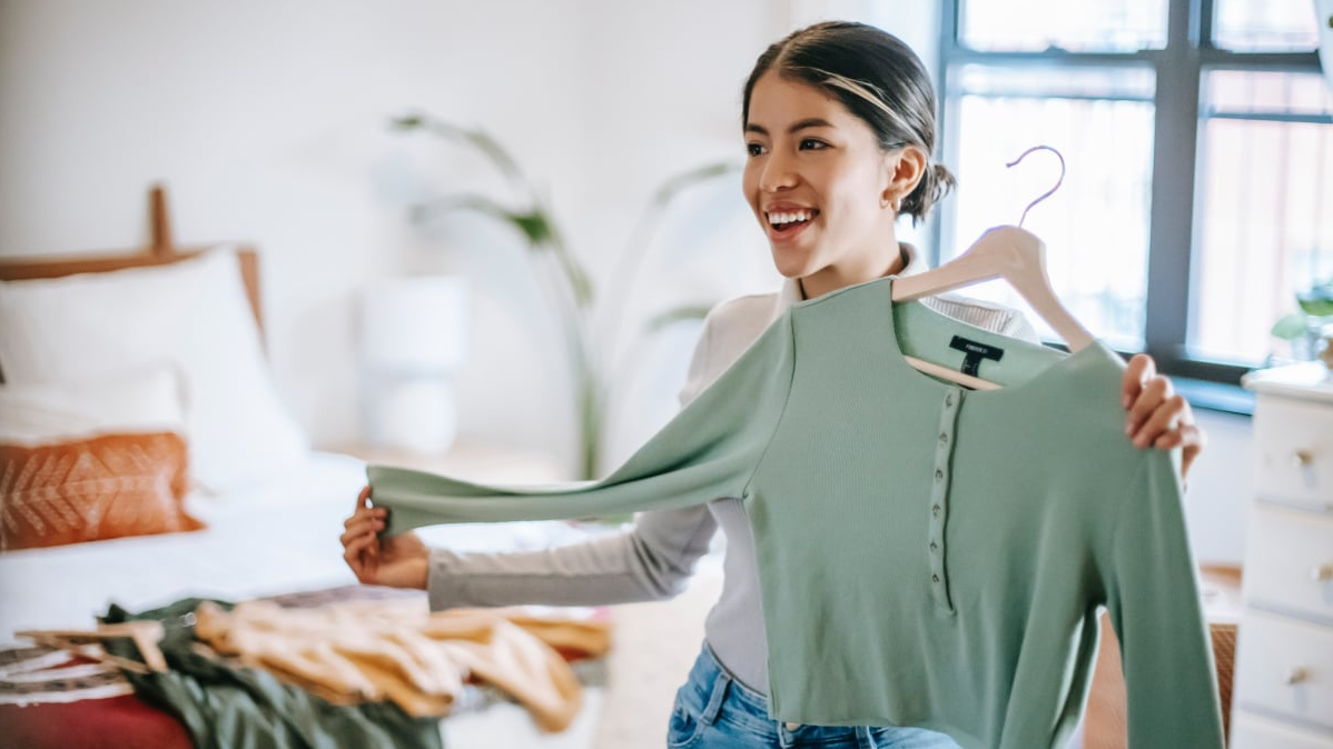 Mujer prob&aacute;ndose prendas de ropa