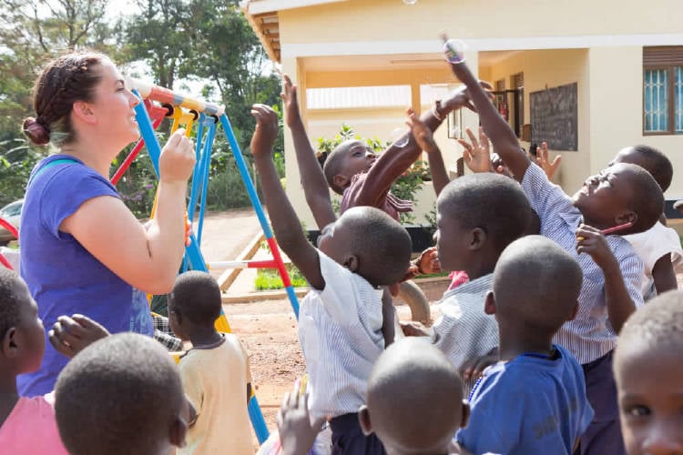 voluntaria educacion voluntaria juega con niños