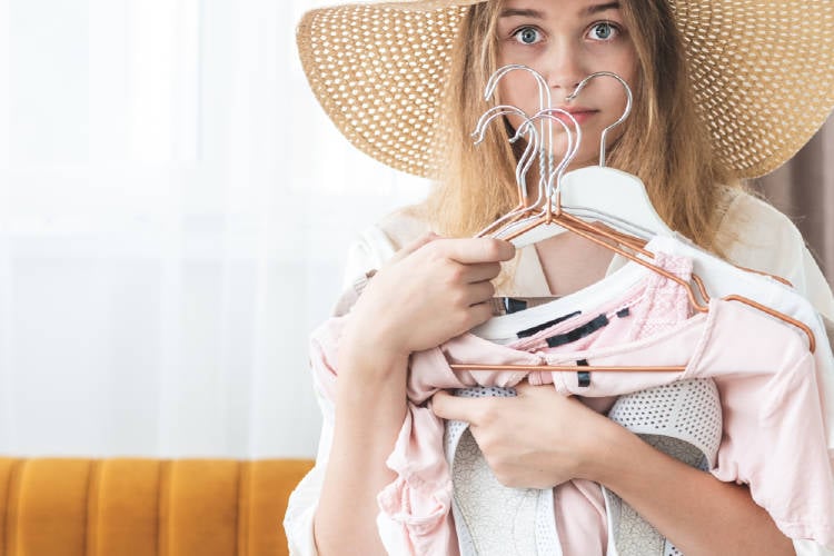 Mujer compra ropa