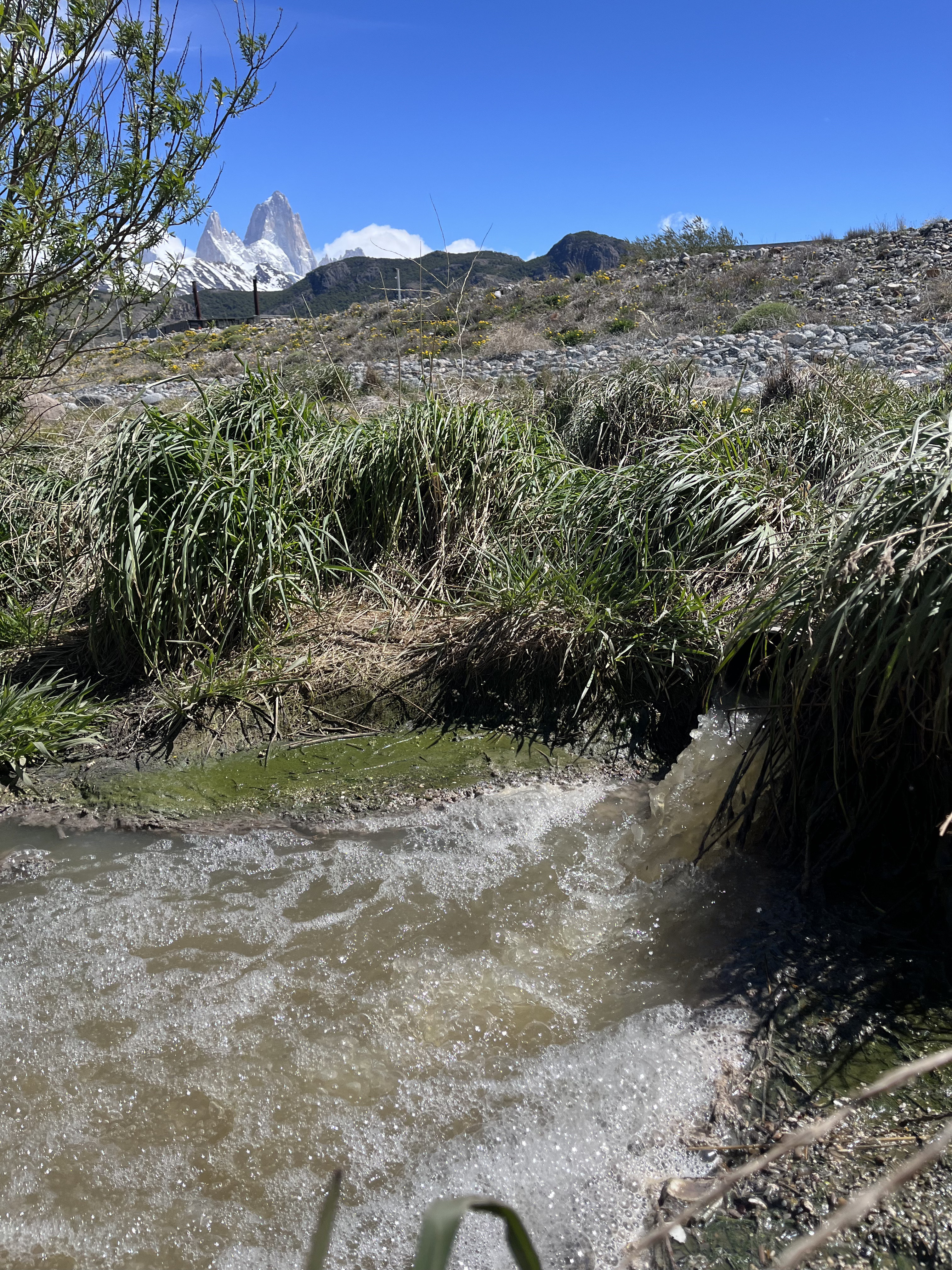 Caño de desagüe próximo a la planta FOTO gentileza de vecinos de El Chaltén(1) Caño de desagüe próximo a la planta FOTO gentileza de vecinos de El Chaltén(1)