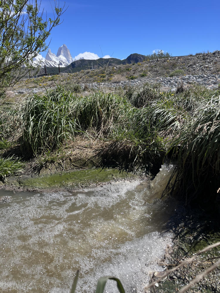 Caño de desagüe próximo a la planta FOTO gentileza de vecinos de El Chaltén(1)