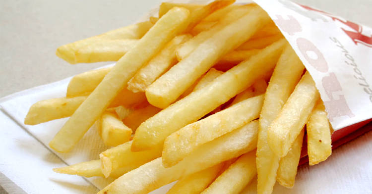 joven-ciego-comer-papas-fritas joven-ciego-comer-papas-fritas