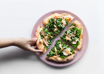 Mudrá Pizza Trufas, Kale, Girgolas Mudrá Pizza Trufas, Kale, Girgolas