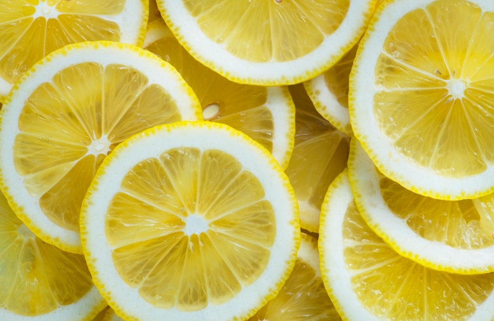 Por qué es bueno para la salud tomar agua con limón