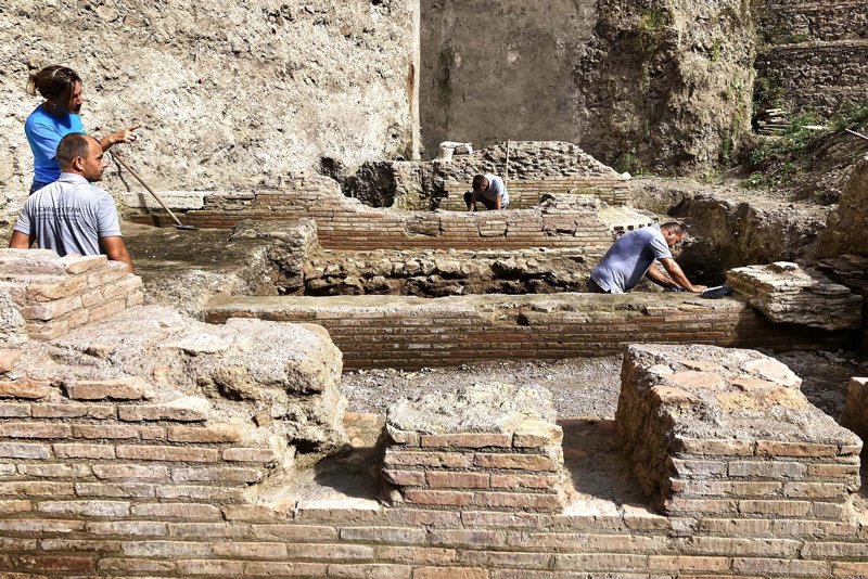 el equipo de arqueologos durante los trabajos de excavacion del teatro de neron_1264c16a_230727085343_800x534