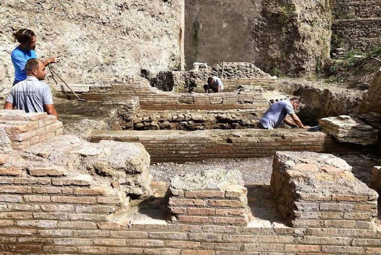 el equipo de arqueologos durante los trabajos de excavacion del teatro de neron_1264c16a_230727085343_800x534