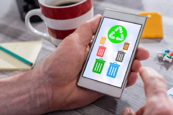 reciclar celular Un hombre mira como reciclar en su celular