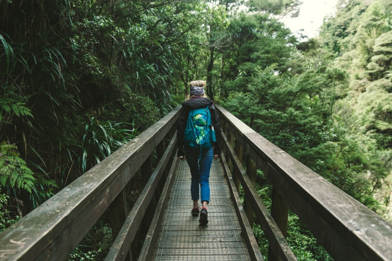 Viajera Mochilera cruzando puente