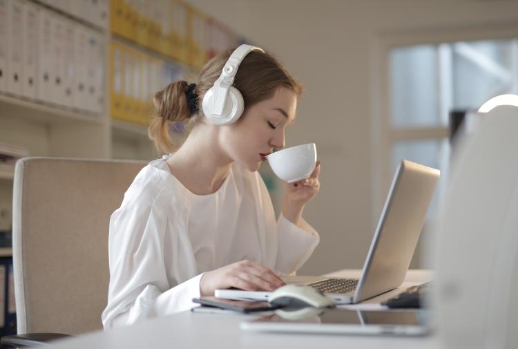 Mujer tomando café en la oficina