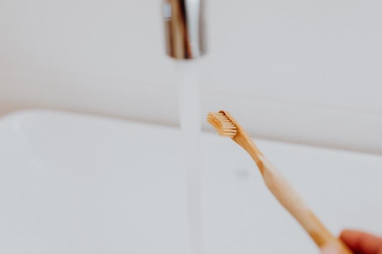 Foto de Karolina Grabowska en Pexels Cepillo dental bajo el agua