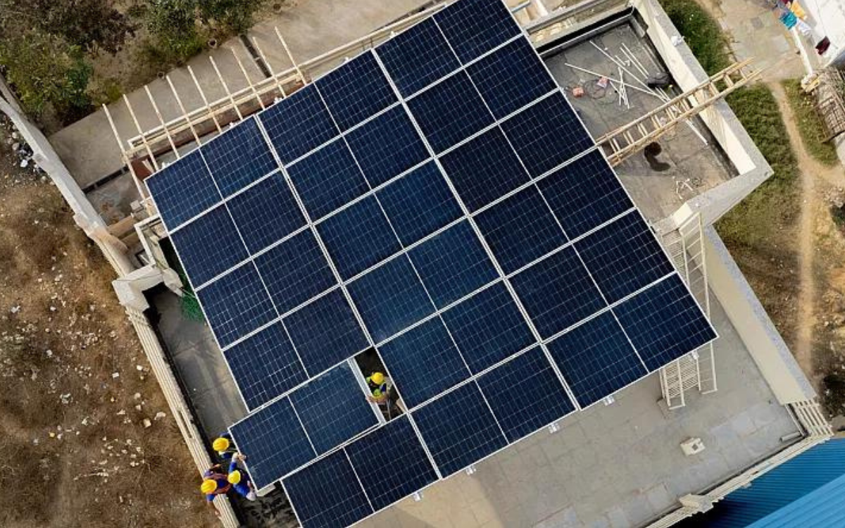 India recurre a la energia solar en los tejados para dar electricidad gratuita