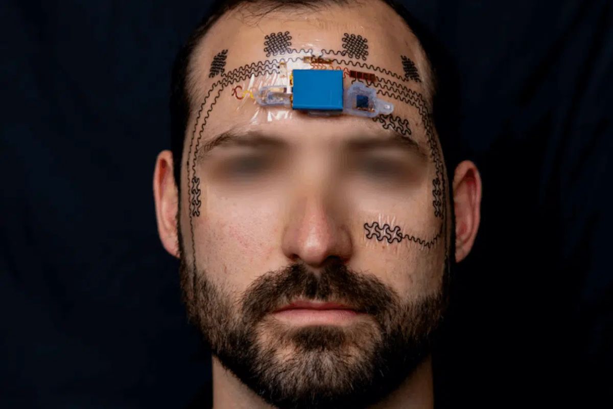 chip El e tatuaje monitorea la carga mental en tiempo real. (Crédito: Device/Huh et al.)