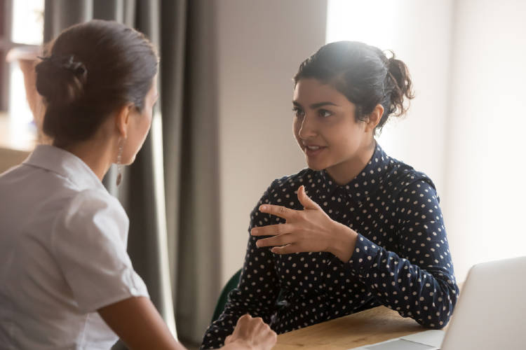 mujeres conversando mujeres conversando