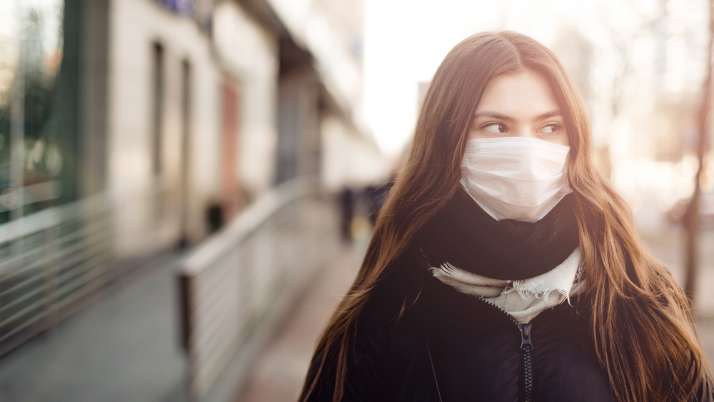 mujer barbijo Mujer con barbijo y bufanda