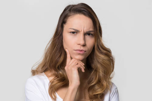 La diferencia entre evaluar y criticar: cómo dejar de sacar conclusiones
