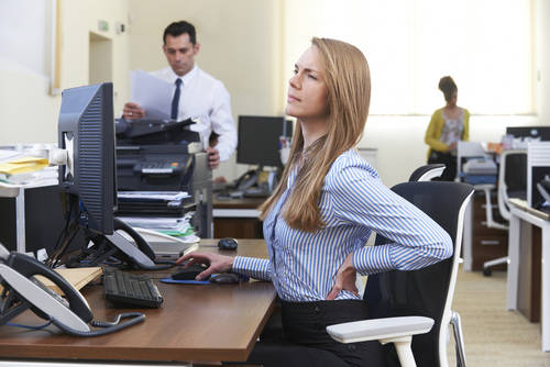 trabajar sentado Trabajar sentados: uno de los comportamientos sedentarios que hacen que la inactividad sea un problema