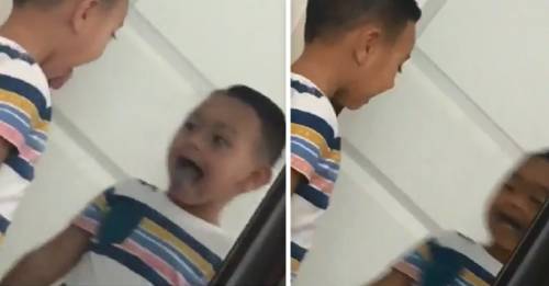 Lo que pasó cuando este niño se miró al espejo te erizará la piel