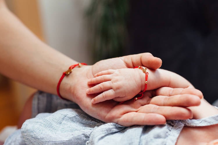 mama bebe mama bebe con hilo rojo