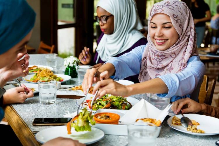 mujeres almuerzo