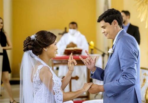 Un sacerdote ofició boda en lenguaje de señas para una pareja sorda