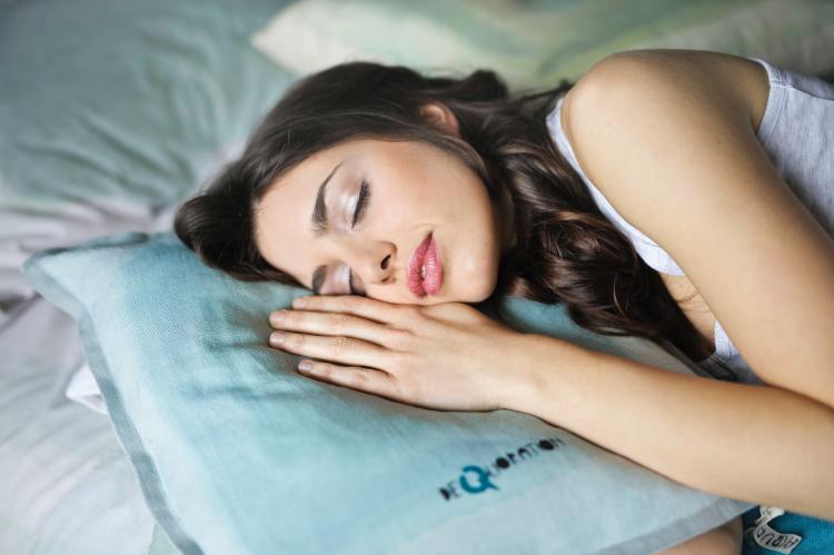 Mujer descansando en una almohada