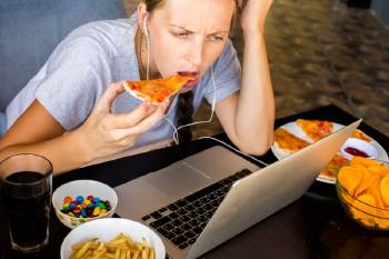 Hábitos poco saludables: llevar una mala alimentación