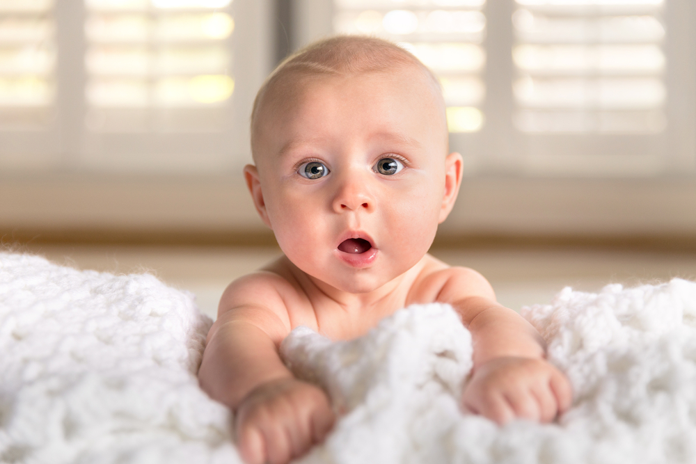 bebe sorprendido