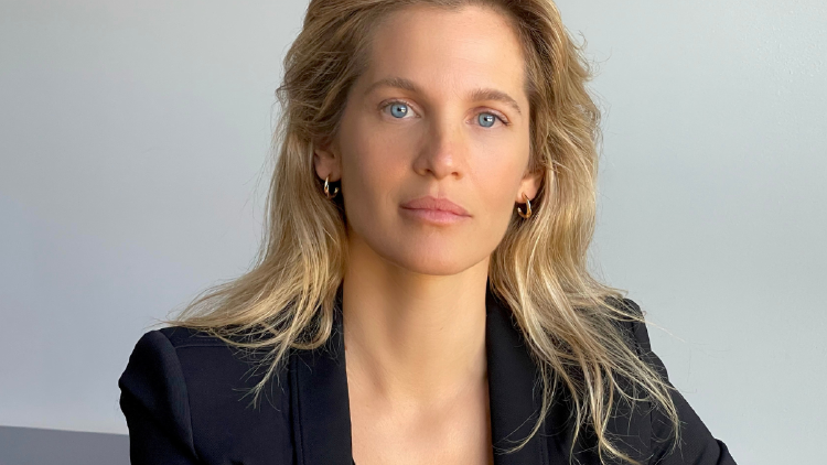 Liz Solari En español, la voz de la actriz, productora audiovisual y defensora de los animales y la naturaleza, Liz Solari, narra y nos guía a través de un viaje por la alarmante realidad que vive nuestro planeta.