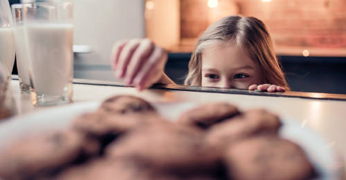 Creyó que su hija se robaba las galletas, pero se llevó una sorpresa