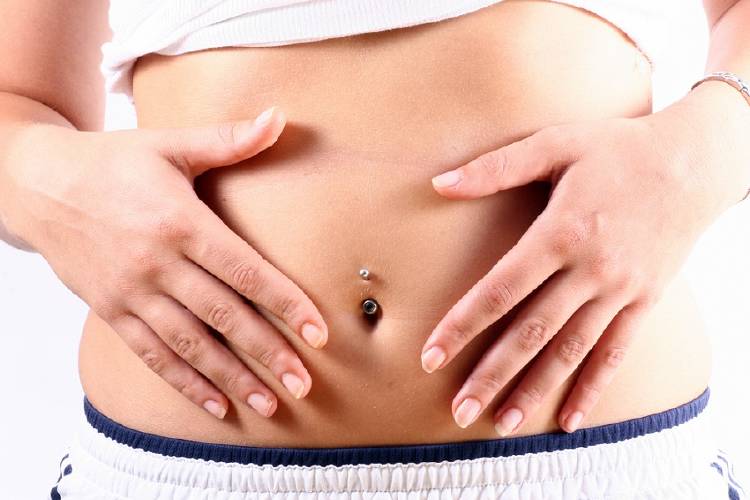 mujer con piercing en el ombligo