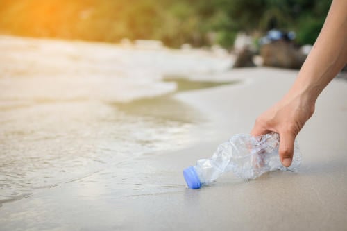 Tiene 85 años y limpia la basura que encuentra en una playa italiana